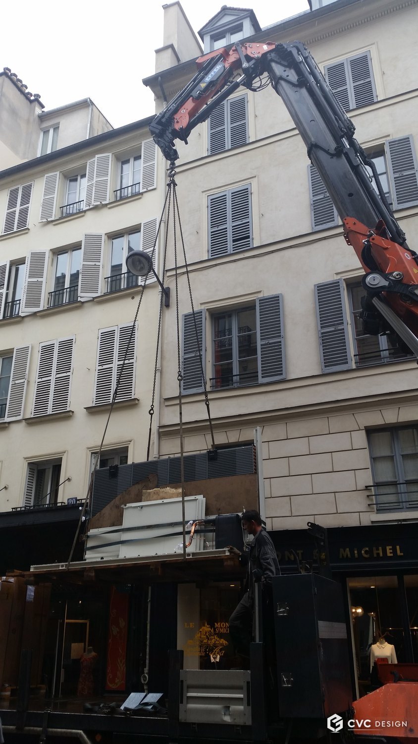 Levage d'équipement en façade sur rue, Paris