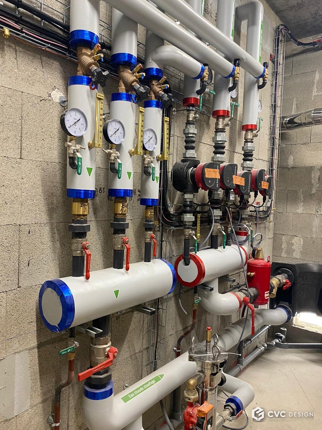 Sous-station de chauffage terminée, collecteurs et réseaux calorifugés habillés tôle — Dammartin