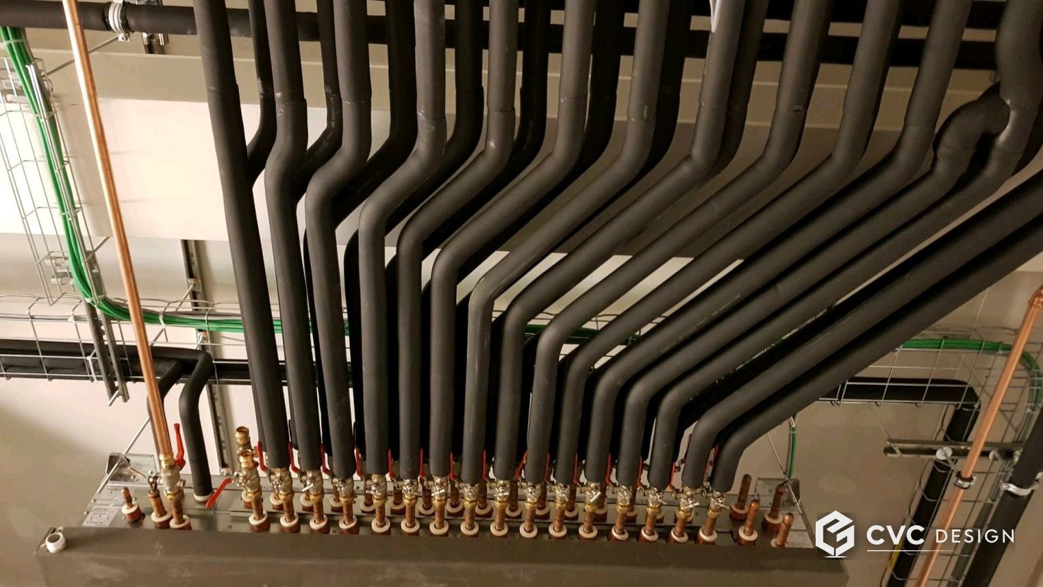Boîtier de répartition BS d'un système Hybrid City Multi (HVRF) Mitsubishi Electric, départs en faisceau calorifugés avec vannes d'isolement laiton