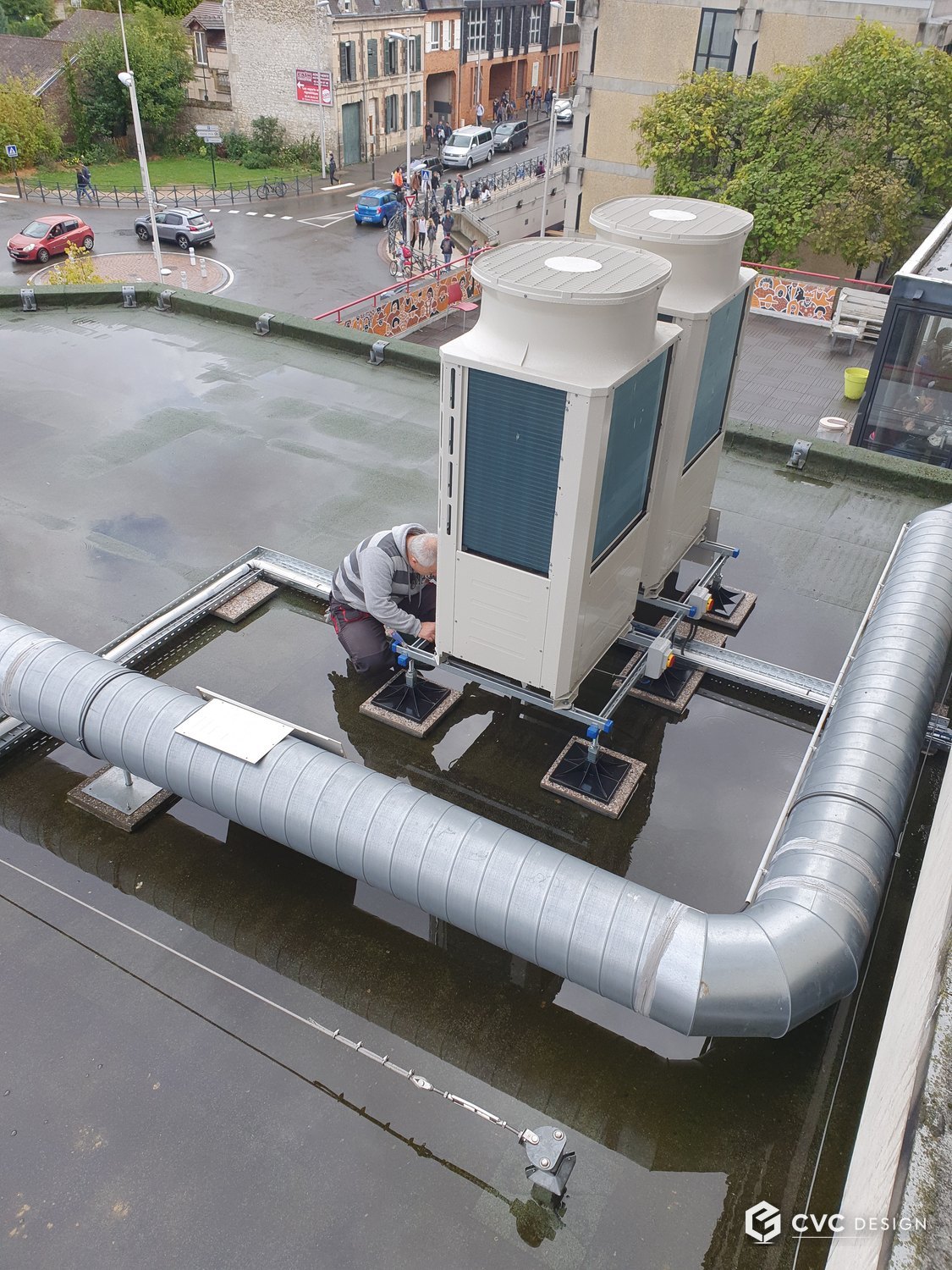 Deux groupes extérieurs VRV Mitsubishi City Multi en toiture-terrasse et réseau de gaines calorifugé, mise en service — Compiègne