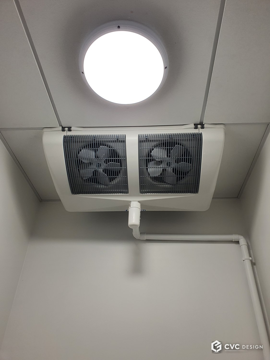 Évaporateur frigorifique double ventilateur en plafond de chambre froide, avec évacuation des condensats — Dammartin