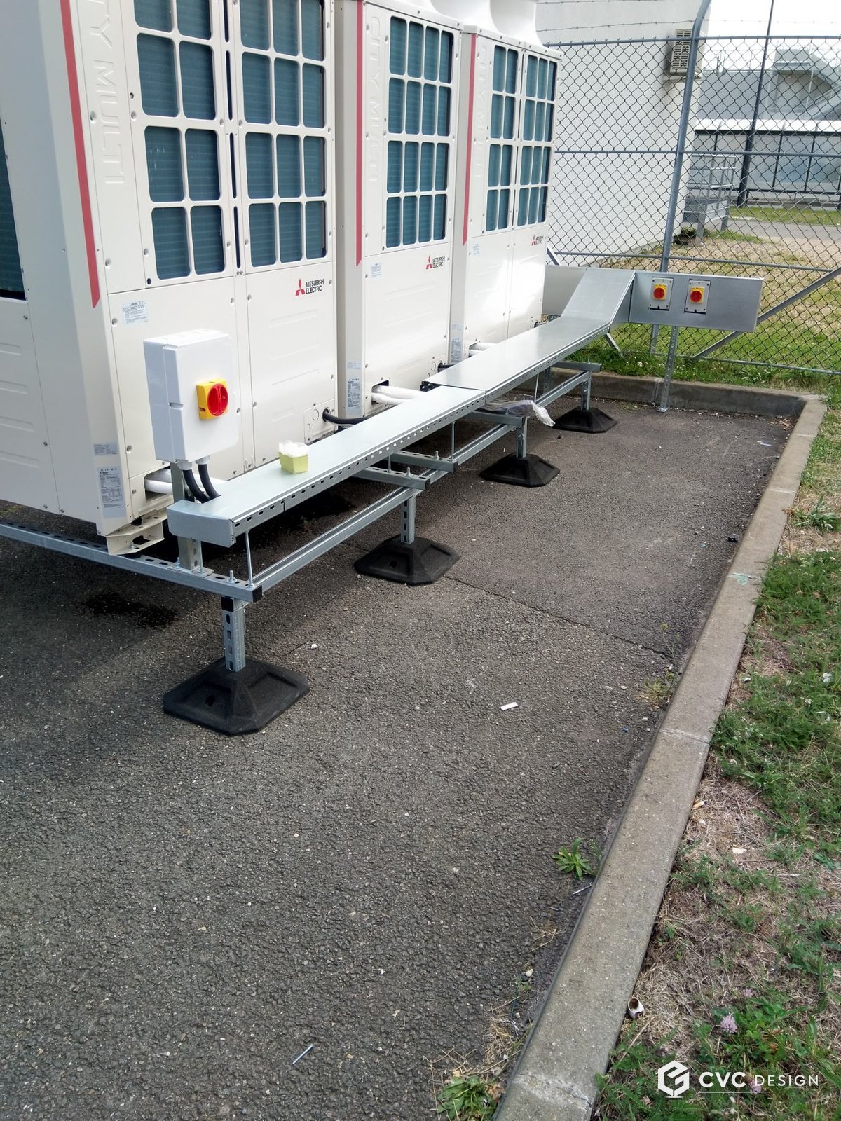 Trois groupes extérieurs VRV Mitsubishi City Multi sur châssis et plots anti-vibratiles, liaisons frigorifiques sur chemin de câbles — GTA Orly