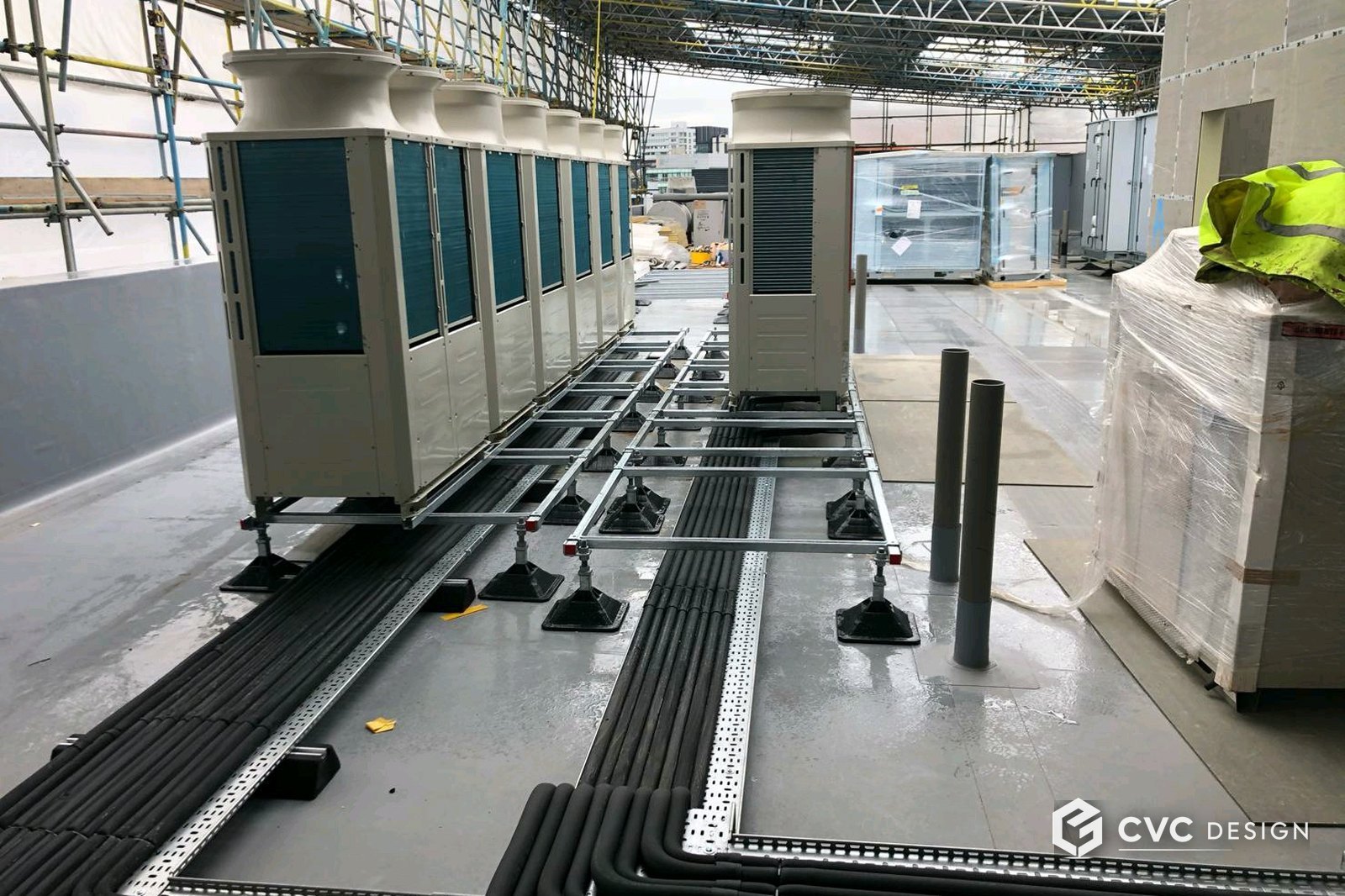 Batterie de groupes VRV City Multi et liaisons frigorifiques alignées sur un chantier CVC DESIGN